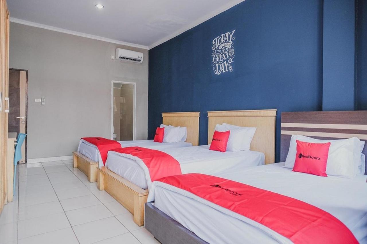 Отель Reddoorz @ Jalan Hayam Wuruk Lampung 2 Бандар-Лампунг Экстерьер фото
